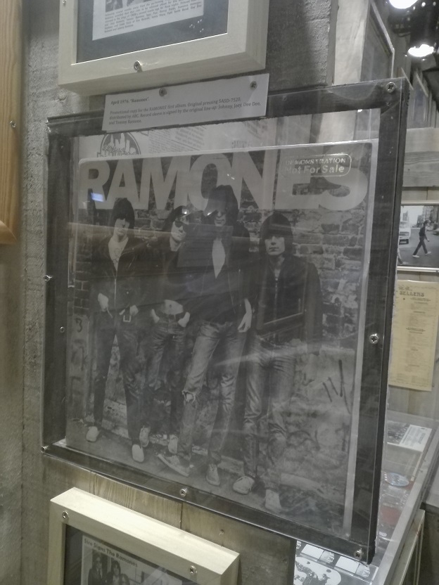 Prvi album Ramonsa - Ni manje akorda, ni više hitova 2 Muzej Ramonsa Berlin