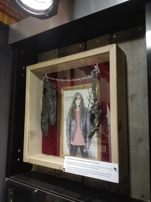 Prvi album Ramonsa - Ni manje akorda, ni više hitova 3 Muzej Ramonsa Berlin