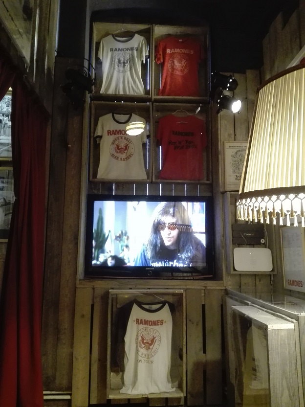 Prvi album Ramonsa - Ni manje akorda, ni više hitova 6 Muzej Ramonsa Berlin