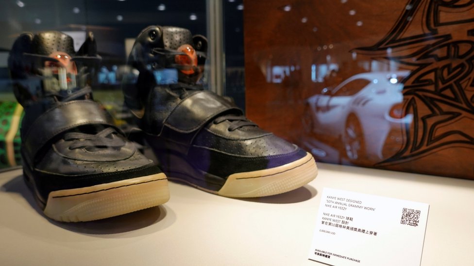 Amerika i poznati: Patike Kanje Vesta prodate za rekordnih 1,8 miliona dolara 2 Kanye West's Yeezy trainers on display