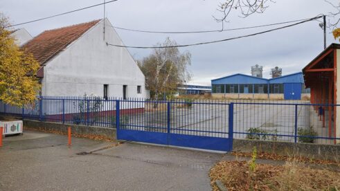 Kineska firma u Perlezu privremeno zatvorena Građani Perleza nezadovoljni jer im kineska fabrika zagađuje životnu sredinu: Na udaru i rezervat prirode Carska bara 4