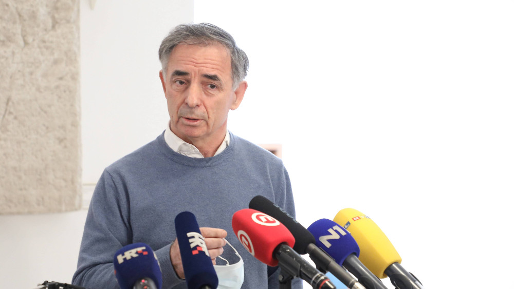 Hrvatski tjednik izvređao Pupovca 1