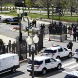 Auto udario u barikadu kod Kapitola, policajac poginuo, vozač ubijen 13