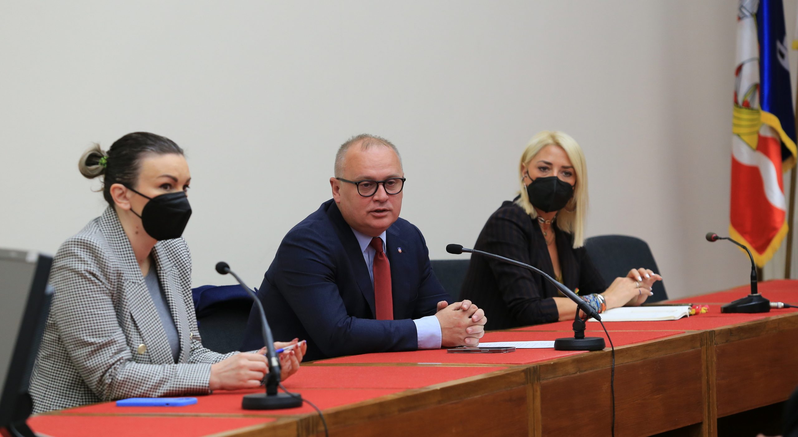 Vesić: Sledeće nedelje počinje organizovana vakcinacija zaposlenih u uslužnim delatnostima 1