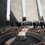 U Jerevanu svećama i cvećem se obeležava 106. godišnjica masakra nad Jermenima 3