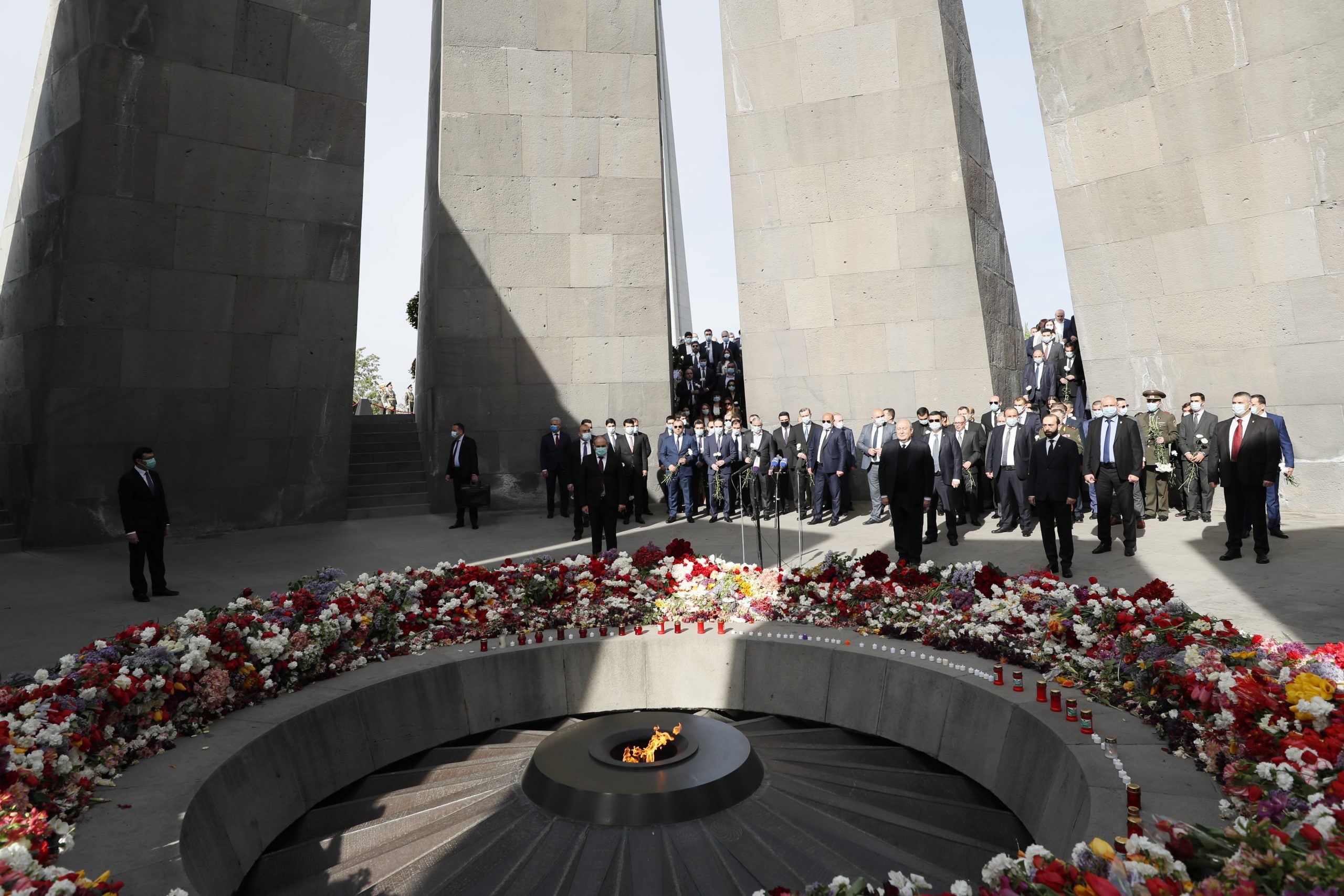 U Jerevanu svećama i cvećem se obeležava 106. godišnjica masakra nad Jermenima 1