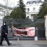 Uhapšeni Česi koji su išarali rusku ambasadu kečapom 7