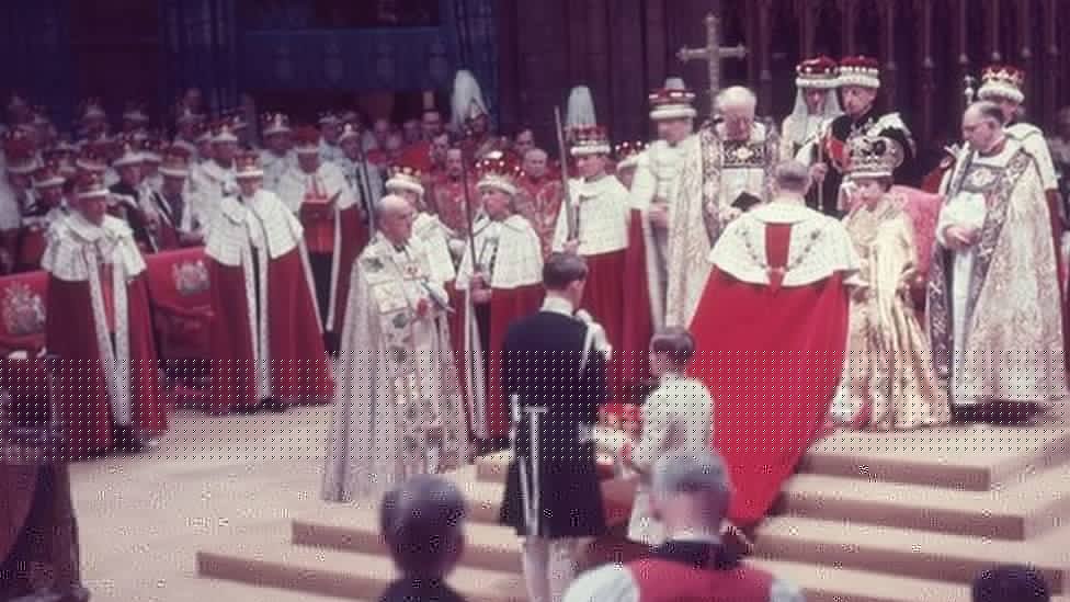 Filip, vojvoda od Edinburga - izuzetan život izuztnog čoveka 4 Vojvoda od Edinburga odaje počast supruzi, novokrunisanoj kraljici Elizabeti Drugoj, tokom ceremonije krunisanja 1953. godine