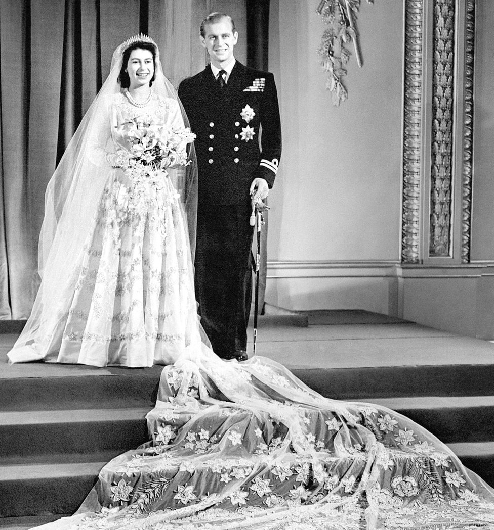 Princeza Elizabeta (kasnije kraljica Elizabeta II) i princ Filip, vojvoda od Edinburga na zvaničnoj fotografiji s venčanja 20. novembra 1947