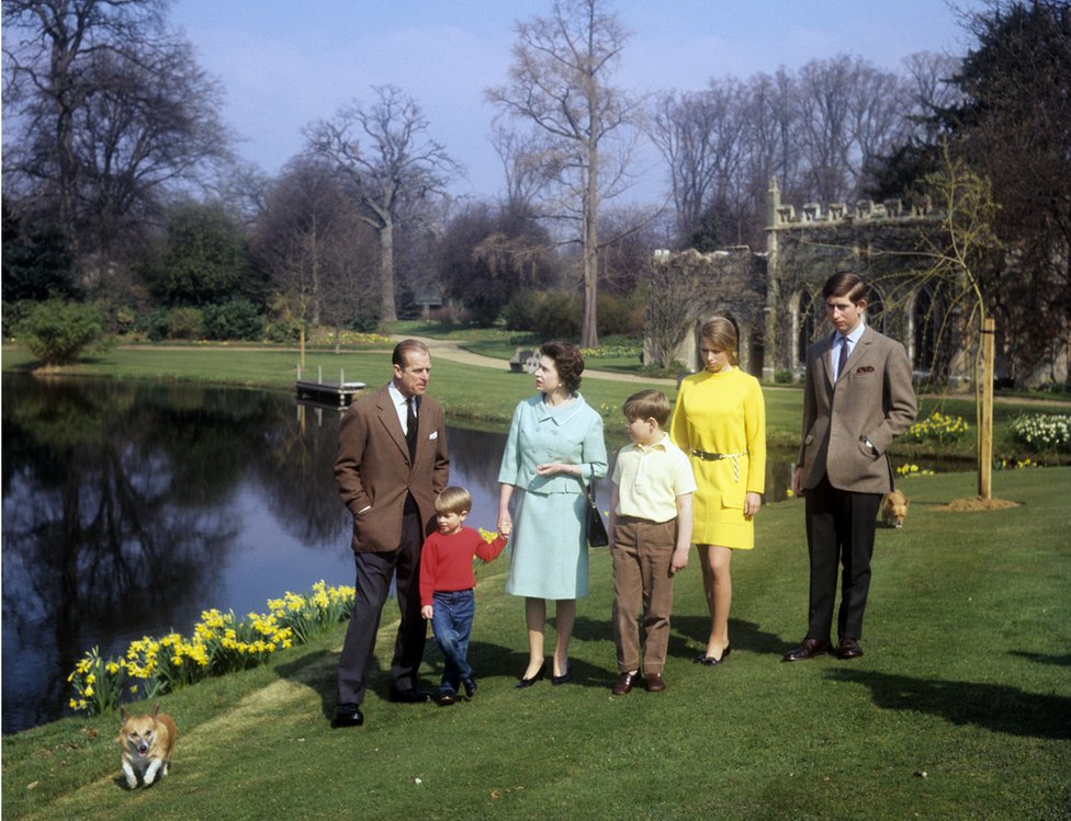 Kraljica i princ Filip sa svoje četvoro dece