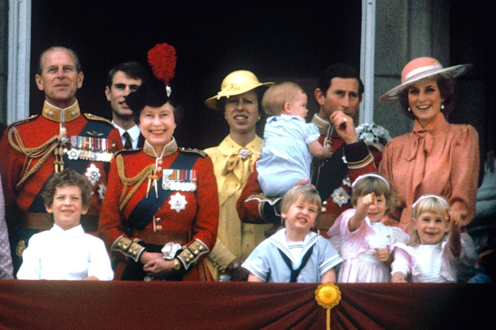 Vojvoda od Edinburga, okružen članovima porodice, među kojima su i mladi prinčevi Vilijam i Hari, na terasi Bakingemske palate tokom ceremonije "Pozdrav bojama".