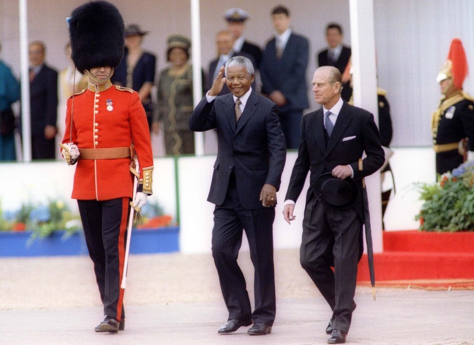 Vojvoda u društvu južnoafričkog predsednika Nelsona Mendele tokom prve zvanične posete Velikoj Britaniji 1996.