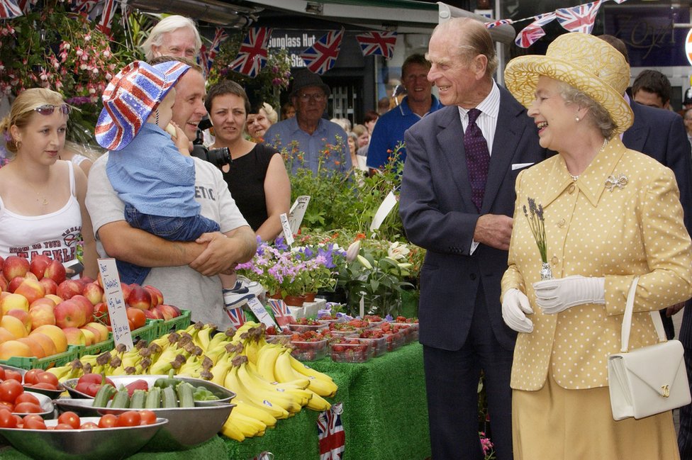 Princ Filip je pratio kraljicu Elizabetu u vršenju dužnosti više od 60 godina, između ostalog i tokom proslave Zlatnog jubileja 2002.