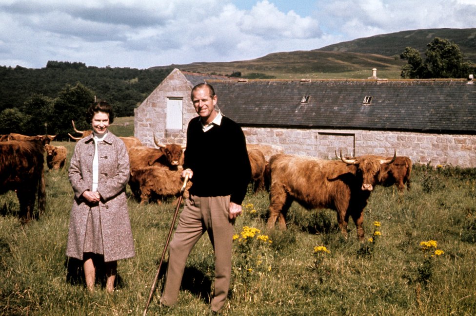 Kraljica Elizabeta II i vojvoda od Edinburga tokom posete farmi na imanju Balmoral