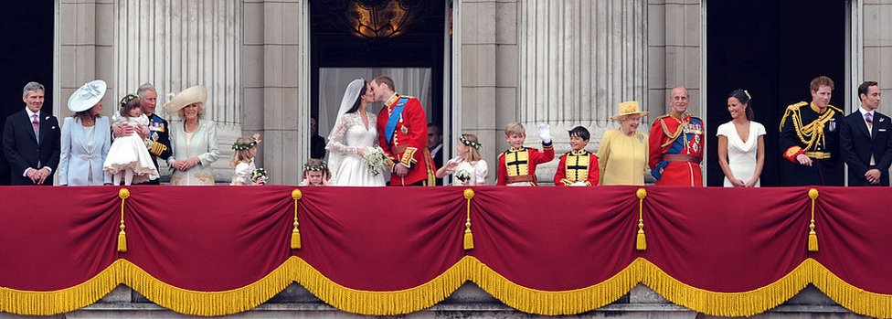 Više desetina hiljada građana se okupilo ispred Bakingemske palate kako bi pozdravili kraljevsku porodicu posle venčanja princa Vilijema i Ketrin Midlton 2011.