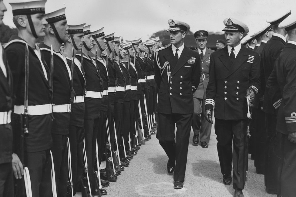 Vojvoda od Edinburga u obilasku kanadskih mornara u Pribrajtu, 1953