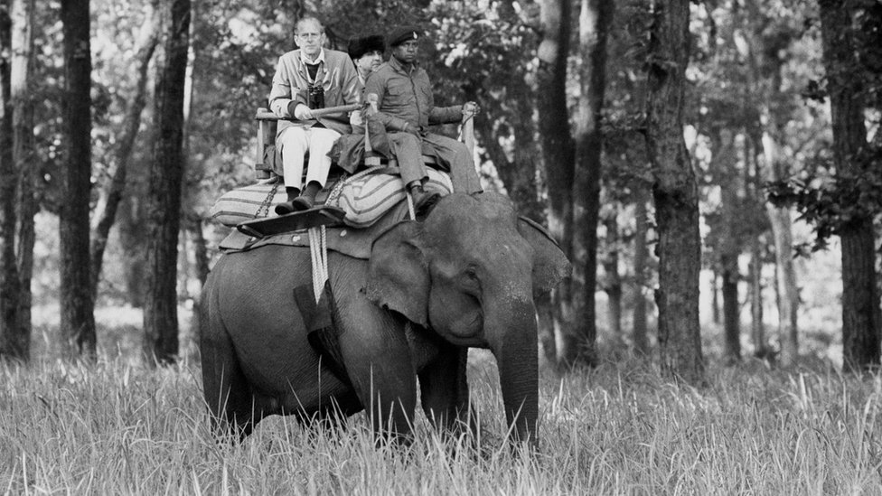 Filip, vojvoda od Edinburga - izuzetan život izuztnog čoveka 7 Philip sits atop an elephant while visiting the Kanha Game Reserve today during his ten day tour of India with the Queen
