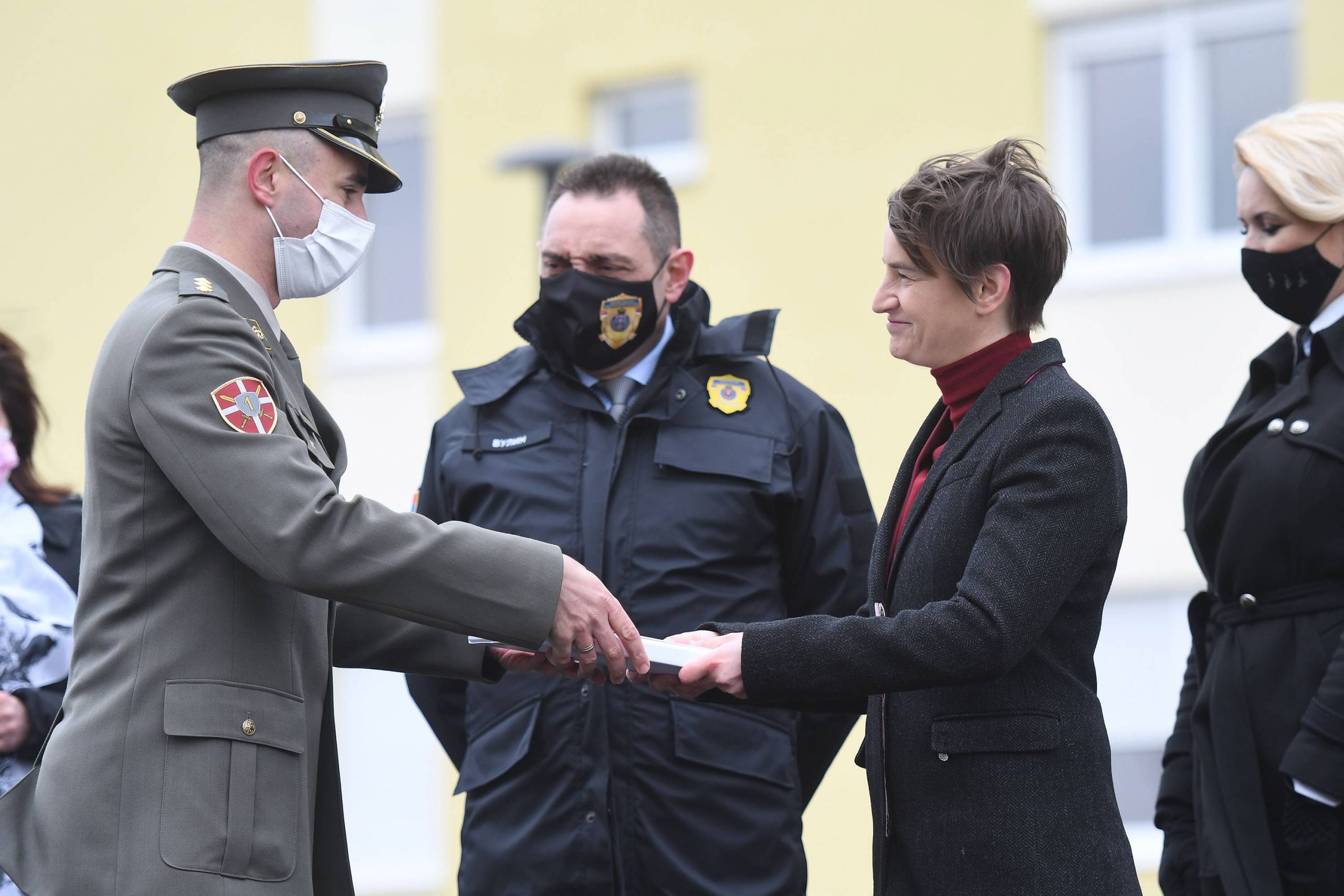 Brnabić uručila ključeve 14 stanova za pripadnike službi bezbednosti u Novom Sadu 1