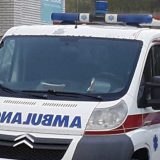 Teretni voz naleteo na automobil na putnom prelazu između Štitara i Platičeva, povređene dve osobe 10