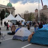 Ispred Narodne skupštine u toku treća noć protesta radnika na internetu 9