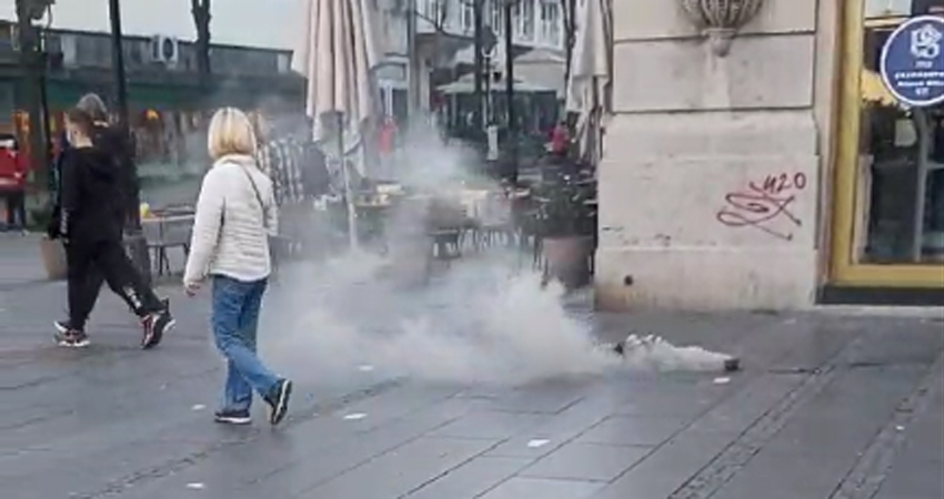 Policija zadržala nekoliko osoba zbog dimnih bombi u Knez Mihailovoj (VIDEO) 1