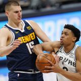 Kari srušio Čemberlejna, 27 poena Jokića u porazu Denvera 10