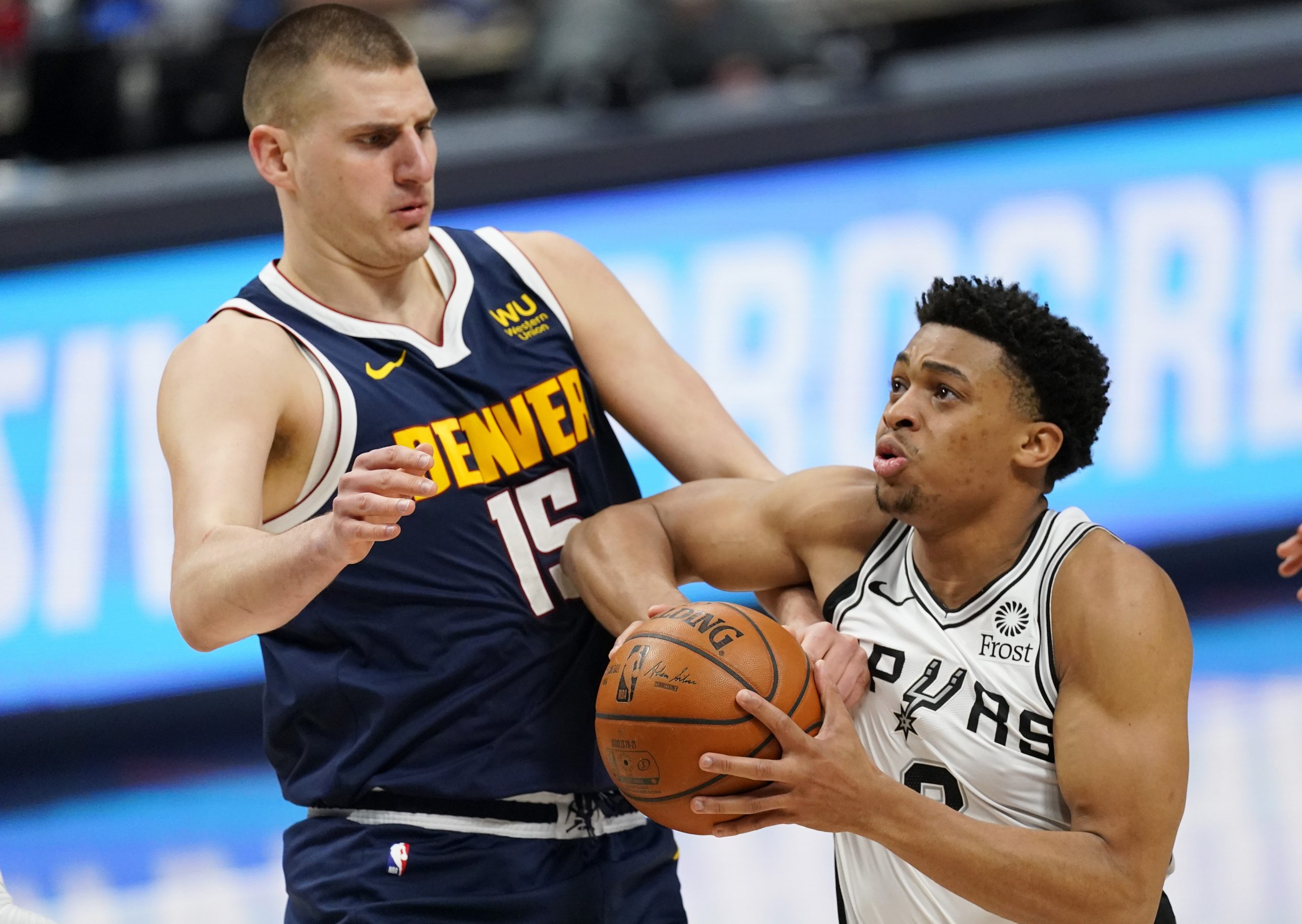 Kari srušio Čemberlejna, 27 poena Jokića u porazu Denvera 1