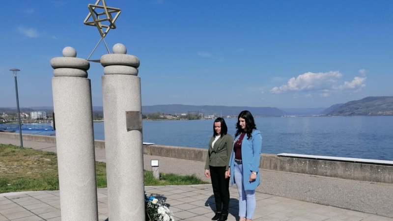 Kladovo: Položeno cveće na spomenik Kladovskog transporta 1