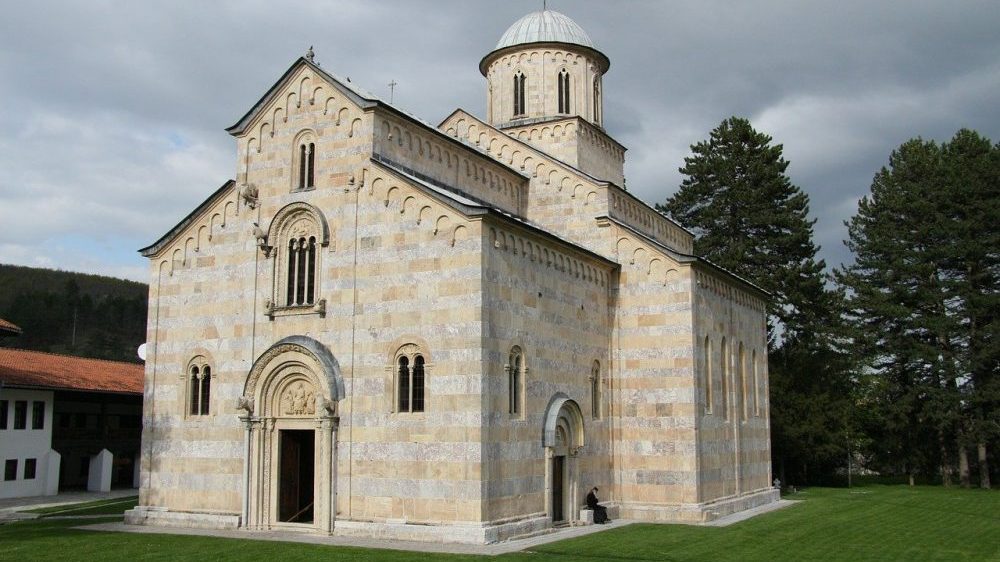 Ambasadori zemalja velike petorke posetili manastir Visoki Dečani 1