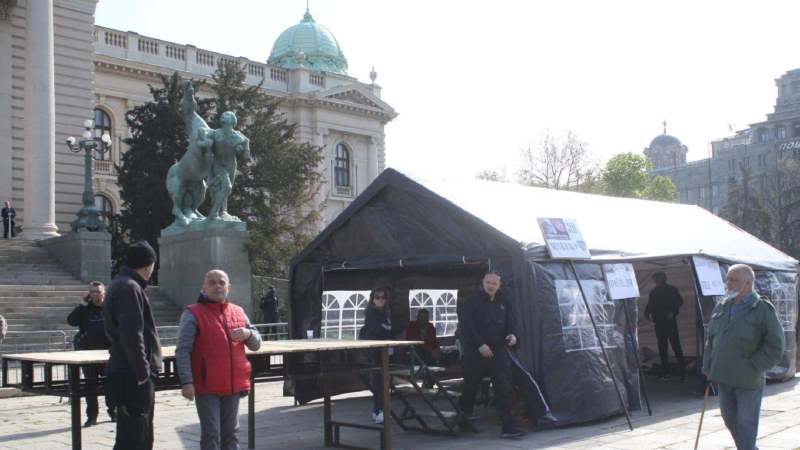 Protest udruženja "Ujedinjeni narod Srbije" ispred Skupštine, traže oslobađanje njihovog osnivača 1