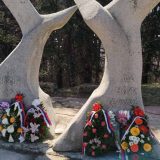 Na spomen obeležje na Crnom vrhu položeni venci i cveće povodom Dana omladinskih radnih akcija 6