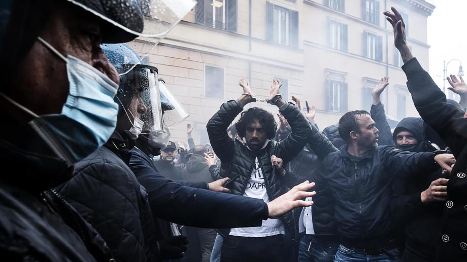 U Rimu policija sprečila protest vlasnika zatvorenih lokala ispred parlamenta 1