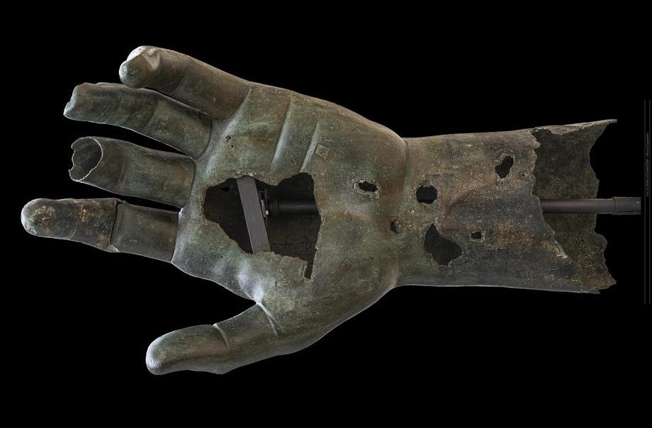 Pariski Luvr predao rimskom muzeju prst statue cara Konstantina 1