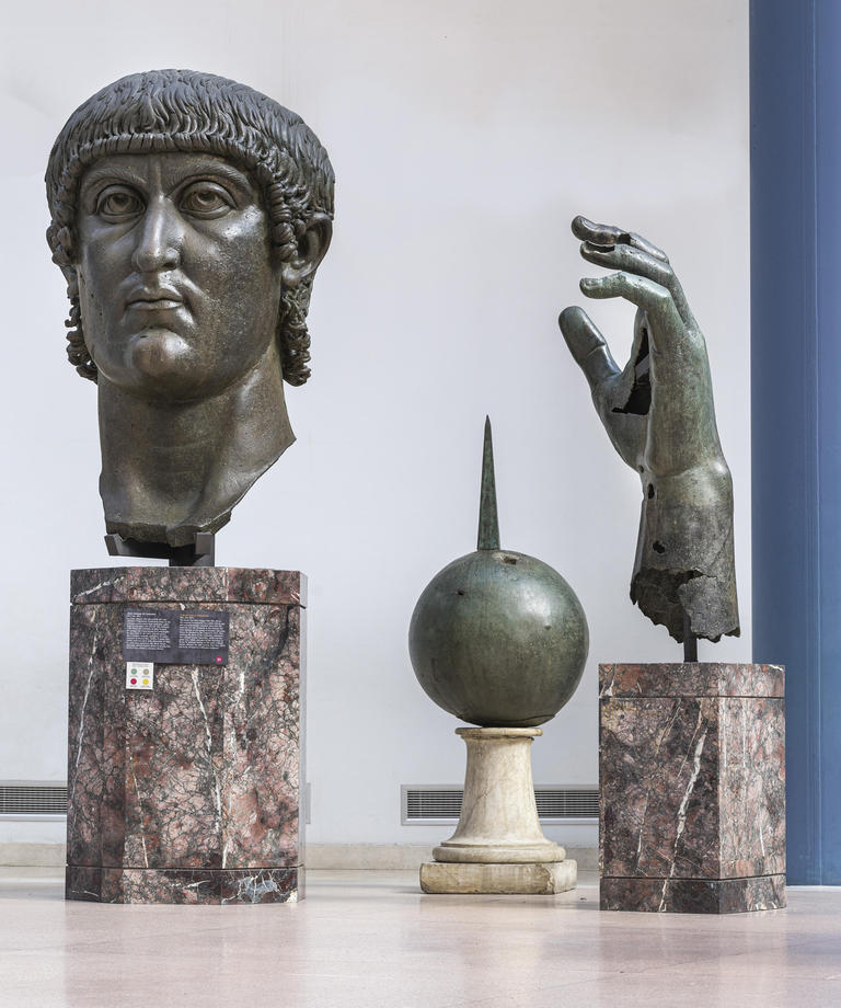 Pariski Luvr predao rimskom muzeju prst statue cara Konstantina 2