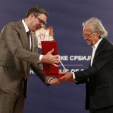 Kakvu je poruku Vučić poslao odlikujući Handkea? 15