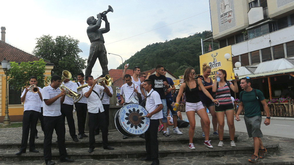 Korona diktira Sabor u Guči 1