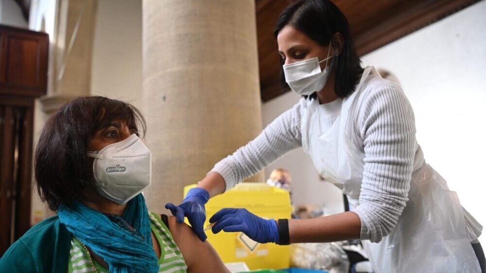 Astra Zeneka pokušava da isporuči više vakcina jugoistočnoj Aziji gde raste broj slučajeva 1