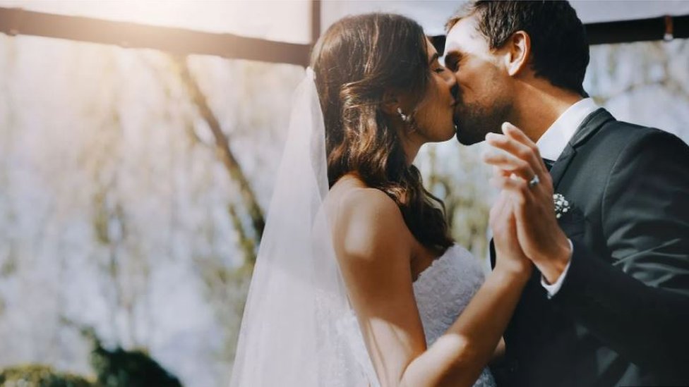 Seks, veze i monogamija: Da li više ljubavnika znači i bolji život 5 A couple in wedding dress and suit kissing