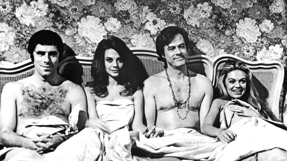 Seks, veze i monogamija: Da li više ljubavnika znači i bolji život 6 American actors Elliott Gould, Natalie Wood, Robert Culp and Dyan Cannon sit in bed together in a promotional still from the film, 'Bob & Carol & Ted & Alice,'