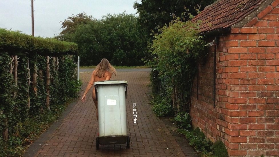 Korona virus i nudizam: Gola šetnja - uživanje u prirodi tokom izolacije bez odeće 2 British naturist Donna Price taking the bin out from home
