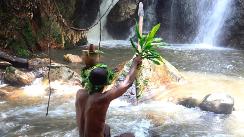 Duhovni vođa izvodi ritual na vodopadu Kororo
