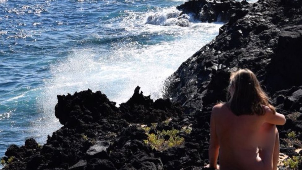Korona virus i nudizam: Gola šetnja - uživanje u prirodi tokom izolacije bez odeće 7 British naturist Donna Price sitting by the sea