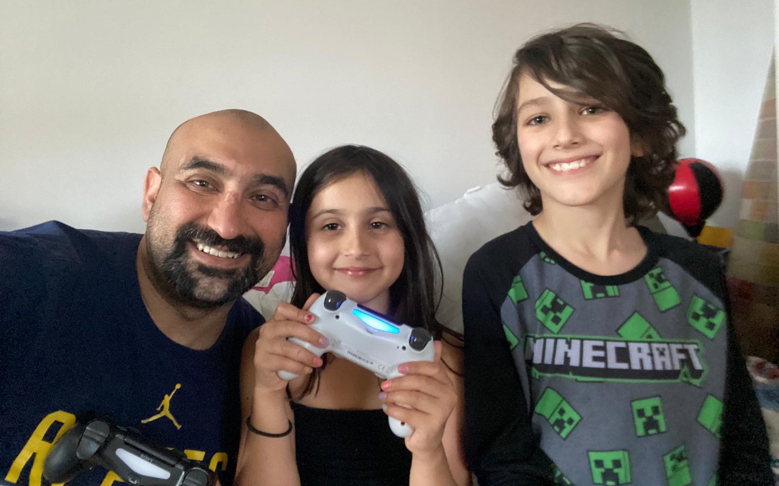 Dnevnik lekara o korona virusu: Kako je Kovid-19 promenio naše navike u spavanju 2 Sam Khan with his children