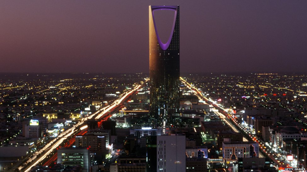 Kingdom Center (Burj al-Mamlaka), the tallest skyscraper in Saudi Arabia, dominates the evening cityscape of Riyadh