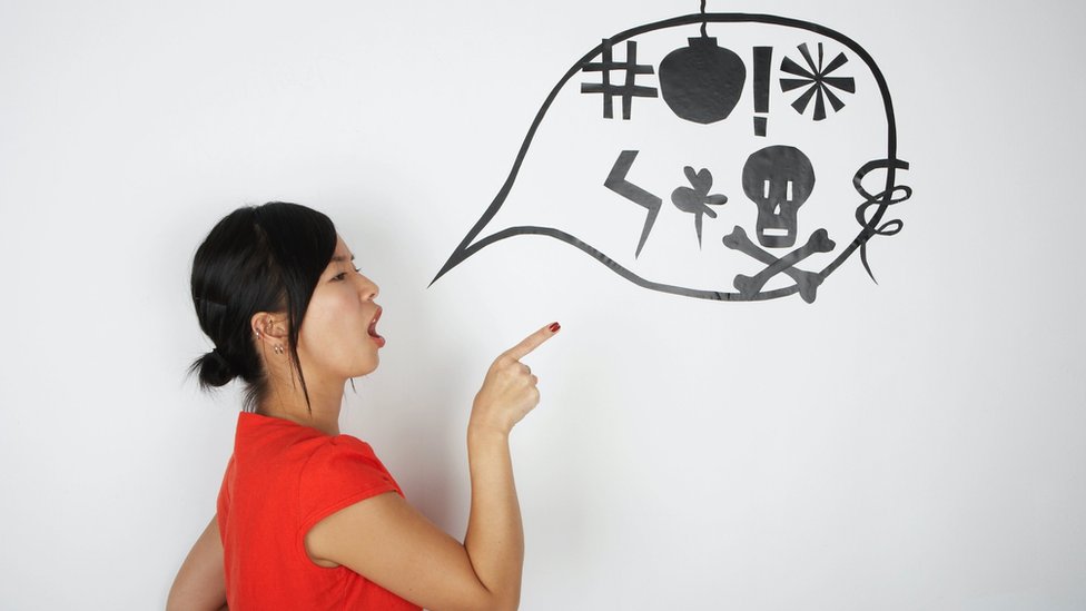 Psihologija i zdravlje: Zašto se osećamo dobro kad psujemo 1 Concept image: an angry young woman points her finger and opens her mouth, in front of it there's a bubble speech with symbols meaning swear words