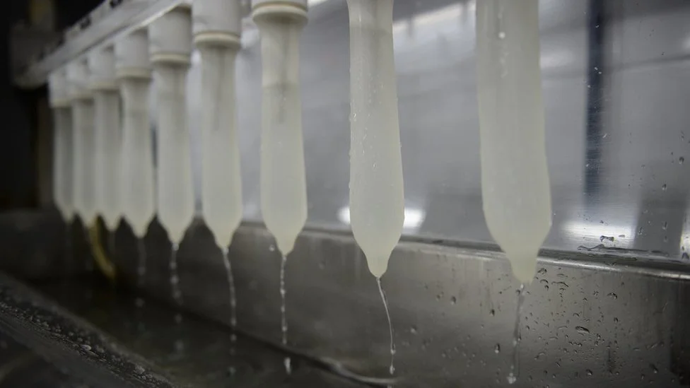 Seks, nauka i tehnologija: Potraga za tehnologijom izrade savršenog kondoma 3 Condoms are tested in Brazil by being filled with liquid
