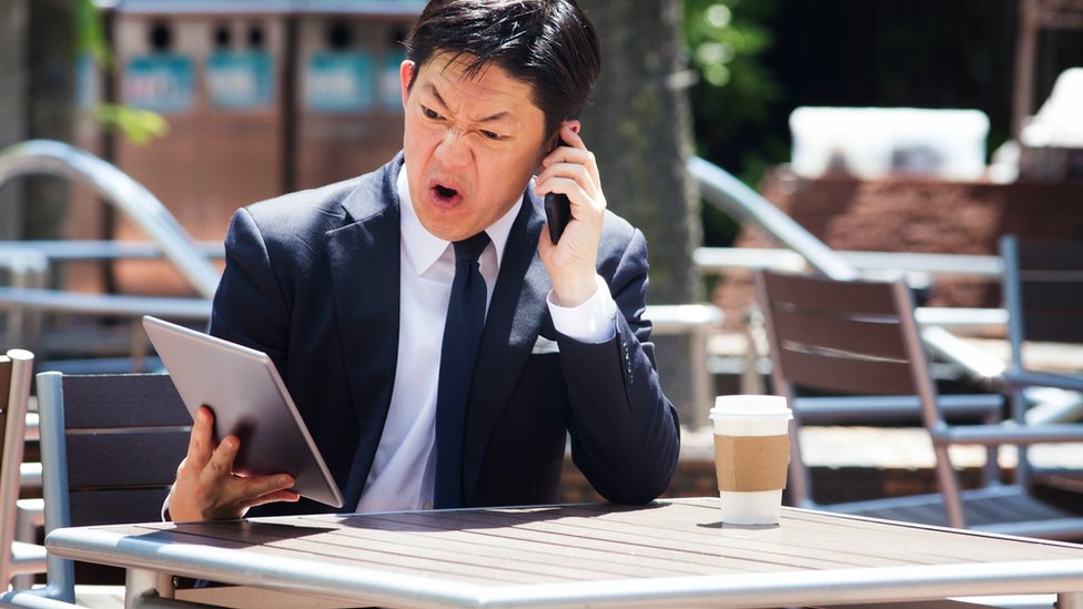 Psihologija i zdravlje: Zašto se osećamo dobro kad psujemo 5 A man, on the phone, pulling faces which make you believe he's swearing angrily