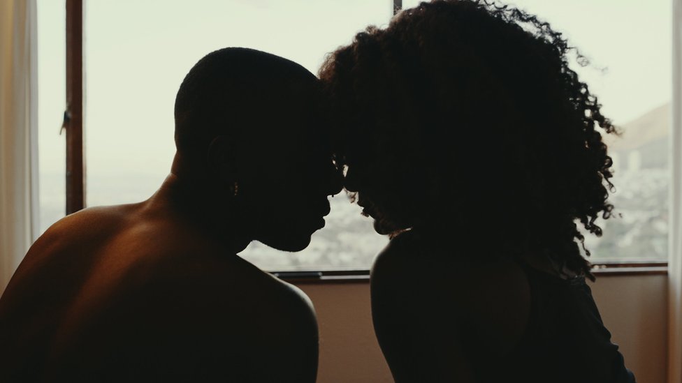 Korona virus, seks i psihologija: Kako je pandemija promenila seksualni život 1 Shot of an affectionate young couple, their foreheads touching as if they want to kiss