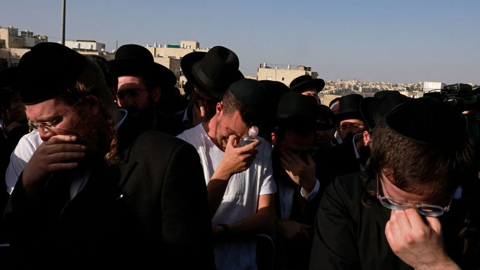 Dan žalosti u Izraelu: Izrael sahranjuje prve žrtve tragedije tokom hodočašća 1 Mourners in Jerusalem, 30 April