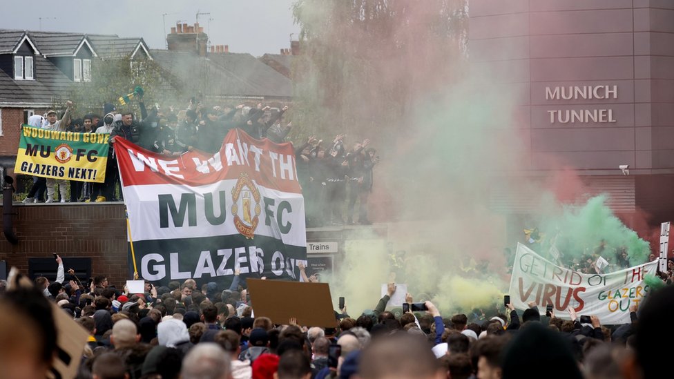 Premijer Liga: Navijači upali na Old traford, odložen meč Mančestera i Liverpula 2 Manchester United fans protest outside Old Trafford against the club's ownership under the Glazer family